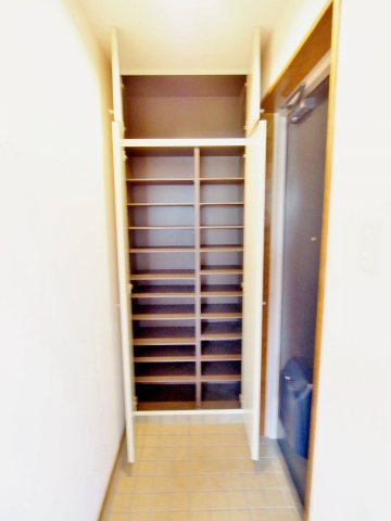 プレジール堀越の玄関