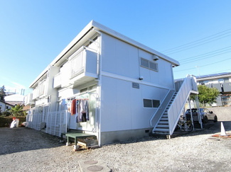 【外観】 | 小田急多摩線「栗平」駅まで徒歩10分の2階建てアパートです♪保育園や幼稚園が近くて小さなお子様のいるファミリーさんには嬉しい立地です☆