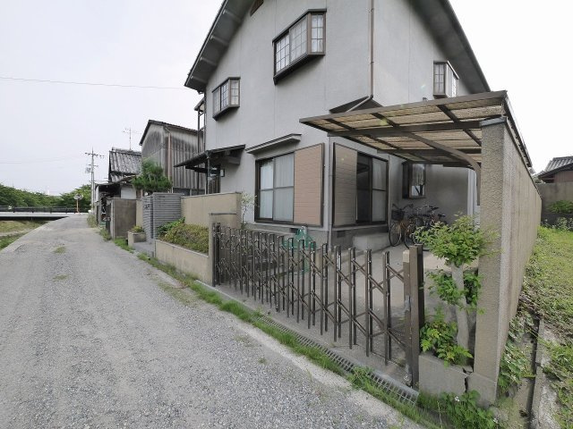 大東邸の駐車場