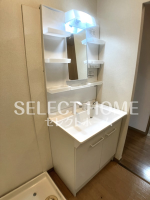 【独立洗面台】 | グランパス日名Ｂ | 独立洗面台、小物を置くことができて便利です