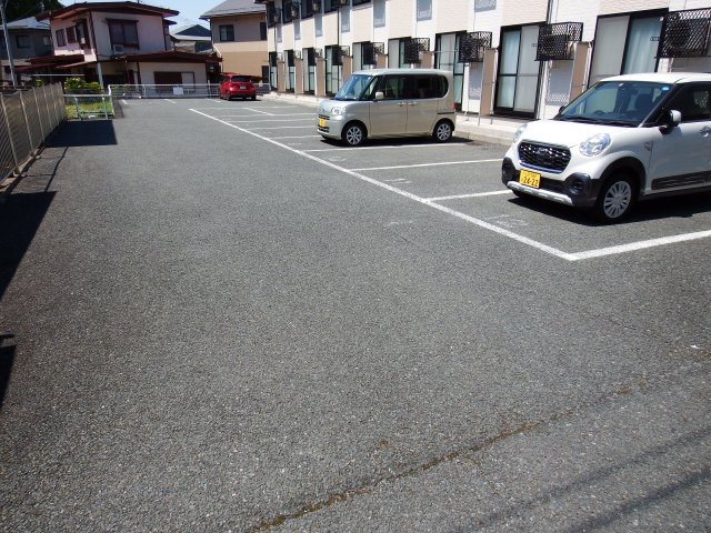ティアラ松山の駐車場