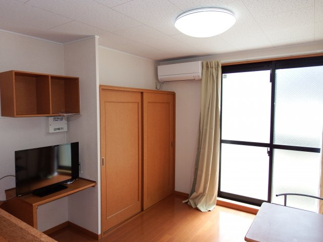 ティアラ松山の居間・リビング