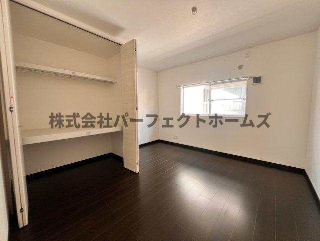 桜丘町戸建 賃貸の居間・リビング|こちらの居間で趣味の時間をお楽しみください