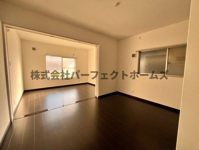 桜丘町戸建 賃貸の居間・リビング|ゆったりとしたリビングです