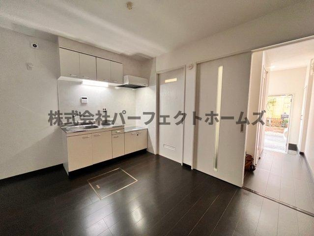 桜丘町戸建 賃貸の居間・リビング|こちらのリビングで趣味の時間をお楽しみください