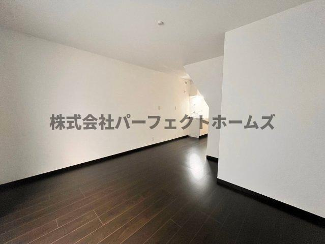 桜丘町戸建 賃貸の内装|明るい色調の室内です