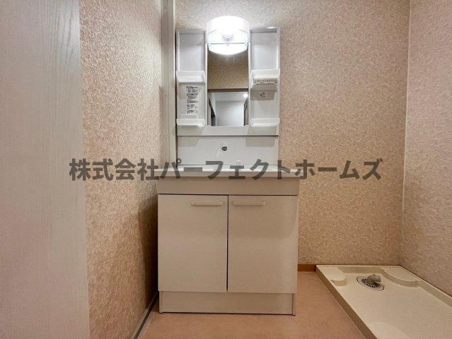 桜丘町戸建 賃貸の洗面所|忙しい朝には欠かせない洗面所です