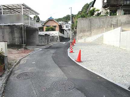 広島市東区中山東３丁目　土地（JS）の前面道路含む現地写真
