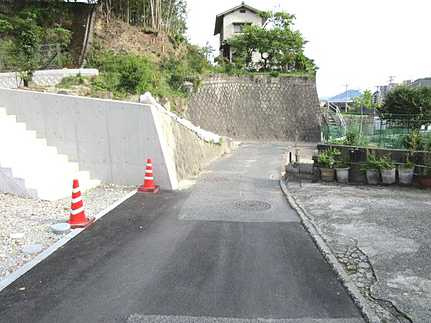 広島市東区中山東３丁目　土地（JS）の前面道路含む現地写真