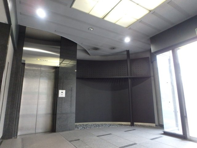 倉敷川西町RGB　オフィスビルのエントランス