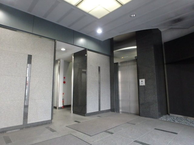倉敷川西町RGB　オフィスビルのエントランス