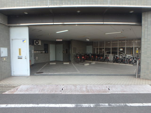 倉敷川西町RGB　オフィスビルの駐車場