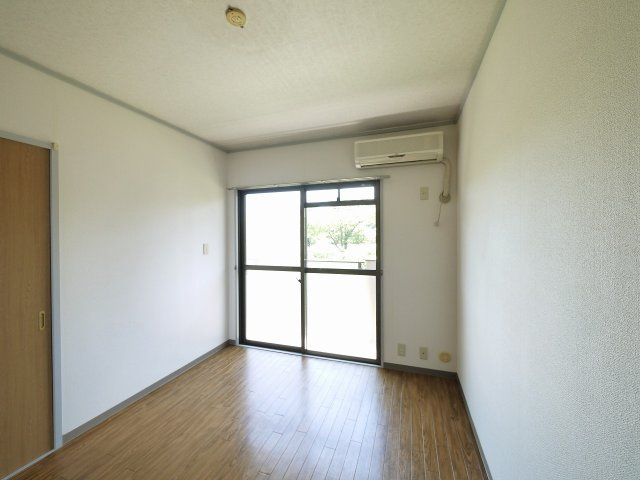 エミエール西大寺の内装|明るい色調の室内です