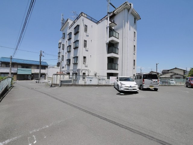 エミエール西大寺の駐車場|駐車スペースもあります