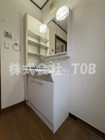 【独立洗面台】 | 上北沢三丁目一戸建-定期借家2年- | 1F　3面鏡シャンプードレッサー※クリーニング完了前※