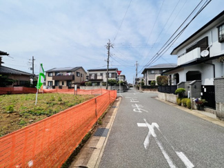 【前面道路含む現地写真】 | グランファミーロこてはし台
北側公道6ｍ、東側公道5ｍの前面道路です