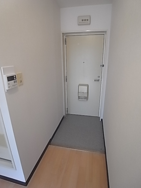 クリフサイド西岡本の玄関