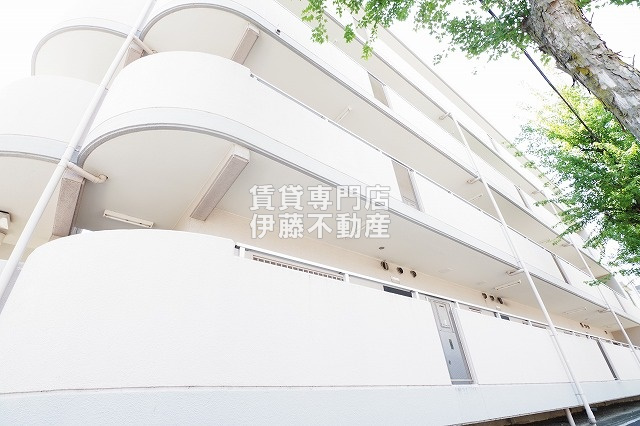 ファミール八代の外観