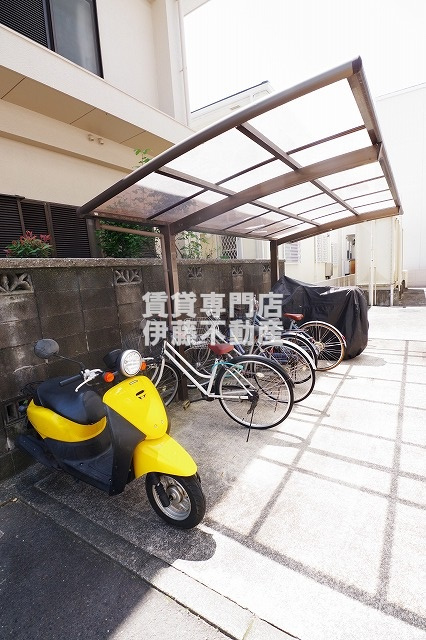 ファミール八代の駐車場