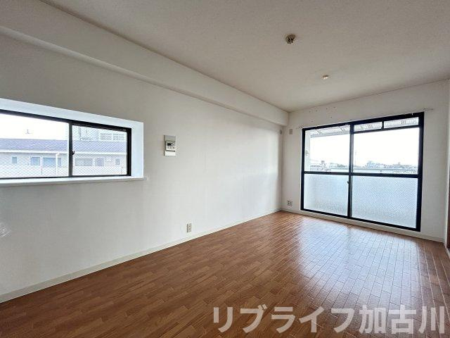 ベネフィス粟津の居間・リビング