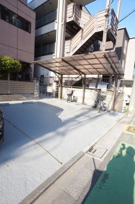 【その他共用部分】 | 板橋ハイツ | 駐輪場、駐車場（別途有料）スペースです