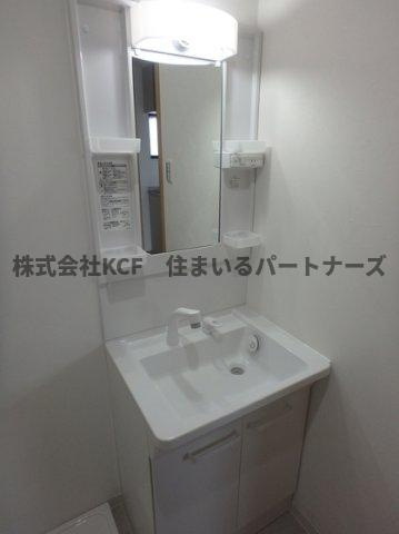 アザレアハイツ蒲池の独立洗面台|朝の支度にも助かる、独立の洗髪洗面化粧台