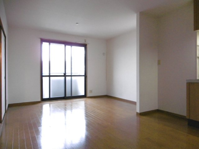 エクセル東櫛原【10,000円キャッシュバック対象物件】の居間・リビング|こちらのリビングで趣味の時間をお楽しみください