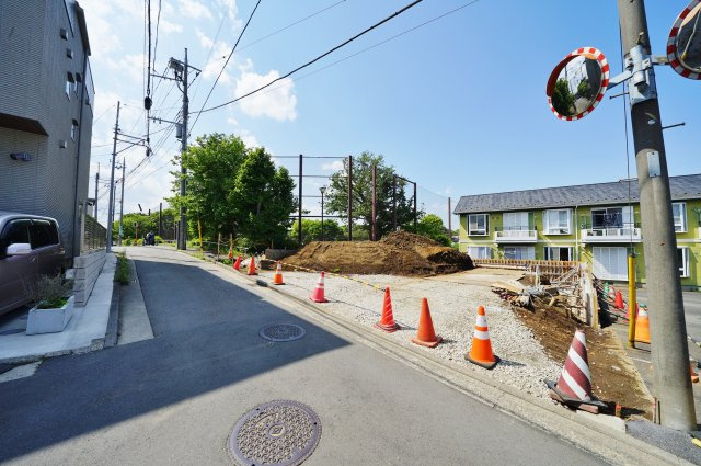 【横浜市旭区西川島町26-11新築戸建てA号棟】★仲介手数料無料★（鶴ケ峯小学校・西谷中学校）の前面道路含む現地写真|相鉄線「鶴ヶ峰」駅も徒歩約10分圏内にあります。