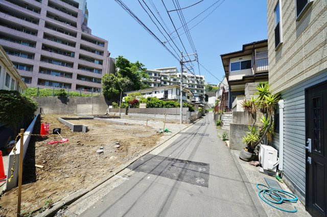 【西区宮ケ谷11-10新築戸建てＤ号棟】（宮ヶ谷小学校・軽井沢中学校）の前面道路含む現地写真