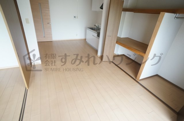 インペリアル中田の居間・リビング|参考、同建物・反転間取りの号室