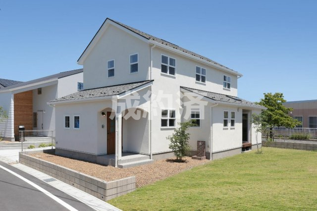 前橋市江木町モデルハウス物件　＃デザイナーズの外観|継ぎ目のない白の塗り壁がひときわ目を引く外観です。