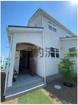 前橋市江木町モデルハウス物件　＃デザイナーズの外観|玄関ポーチは屋根があるので強い日差しの日は日陰を演出し、雨の日は落ち着いて傘や鍵の支度が出来ますよ。