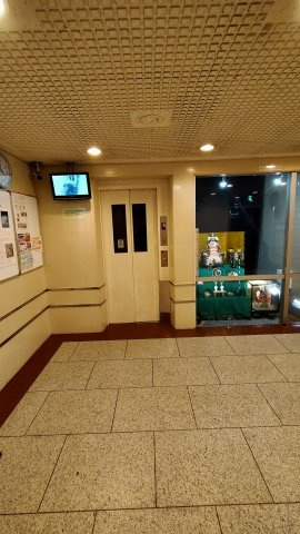 シャトー・サンパークスクエアのその他共用部分|エレベーターです。モニター付きですので乗り合わせた時も安心です♪