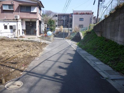 【横浜市旭区白根２丁目41-13新築戸建て】★仲介手数料無料★（不動丸小学校・鶴ヶ峰中学校）の前面道路含む現地写真|道路との高低差はございません。