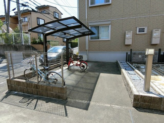 【その他共用部分】 | 屋根付きの駐輪場で雨が降っても大切な自転車が濡れなくてすみますね♪駅まで自転車もおすすめです！