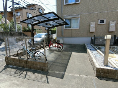 【その他共用部分】 | アムールⅡ | 屋根付きの駐輪場で雨が降っても大切な自転車が濡れなくてすみますね♪駅まで自転車もおすすめです！