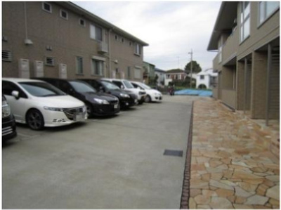 【駐車場】 | アムールⅡ | いつでも目の届く敷地内に駐車場があります♪お車をお持ちのファミリーさんにオススメです☆