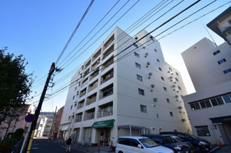 【外観】 | 総戸数６９戸、昭和４８年１０月築、管理人は日勤勤務につき管理体制良好です♪