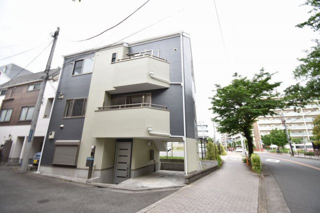 【外観】 | 三鷹市下連雀５丁目 中古戸建 | 東南角地の明るい物件です。外壁新規塗装でとてもきれいな状態です。