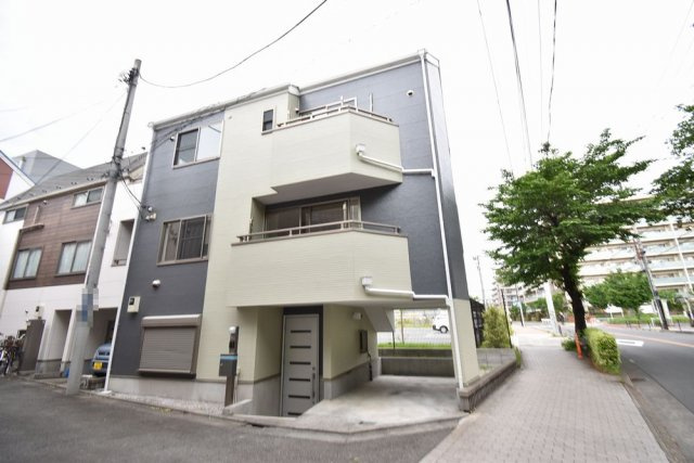 【外観】 | 三鷹市下連雀５丁目 中古戸建 | 東南角地の明るい物件です。外壁新規塗装でとてもきれいな状態です。