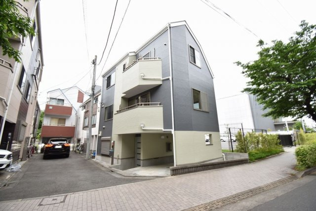 【外観】 | 三鷹市下連雀５丁目 中古戸建 | 東南角地の明るい物件です。外壁新規塗装でとてもきれいな状態です。