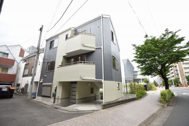 【外観】 | 三鷹市下連雀５丁目 中古戸建 | 東南角地の明るい物件です。外壁新規塗装でとてもきれいな状態です。