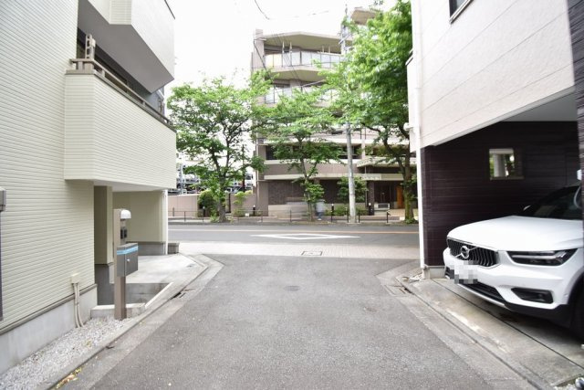 【前面道路含む現地写真】 | 三鷹市下連雀５丁目 中古戸建 | 南側接面道路(4.2ｍ私道)