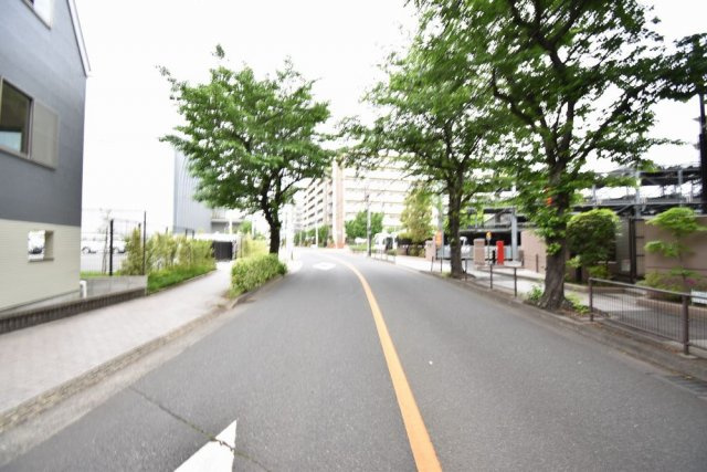 【前面道路含む現地写真】 | 三鷹市下連雀５丁目 中古戸建 | 東側接面道路(12m公道)