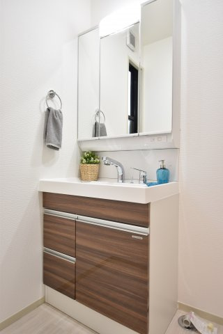 【独立洗面台】 | 井の頭公園も徒歩圏！～大和ハウス施工のリフォーム住宅～ | 一階リビング、水廻りも集約のリフォーム済４LDK＋P！南側には広々としたお庭、主寝室にはウォークインクローゼットと魅力が詰まった一戸建てです♪♪