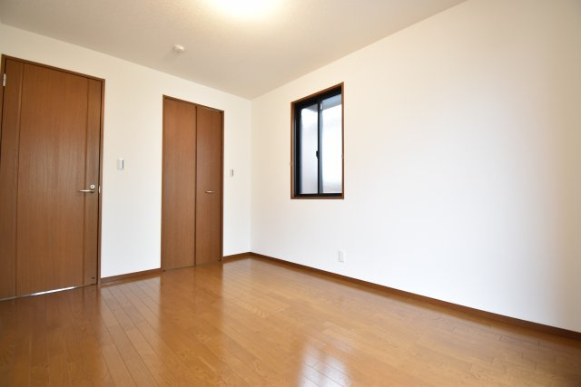 【洋室】 | 井の頭公園も徒歩圏！～大和ハウス施工のリフォーム住宅～ | 一階リビング、水廻りも集約のリフォーム済４LDK＋P！南側には広々としたお庭、主寝室にはウォークインクローゼットと魅力が詰まった一戸建てです♪♪