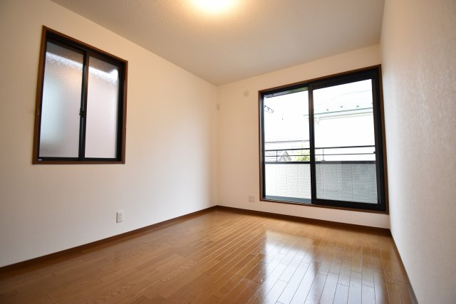 【洋室】 | 井の頭公園も徒歩圏！～大和ハウス施工のリフォーム住宅～ | 一階リビング、水廻りも集約のリフォーム済４LDK＋P！南側には広々としたお庭、主寝室にはウォークインクローゼットと魅力が詰まった一戸建てです♪♪