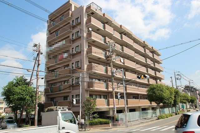 エンゼルハイム鶴見の外観|☆南・西・北の三面バルコニーで眺望良好！
☆モニター付きオートロックマンションでセキュリティ充実♪
☆広々とした専用ポーチ付き。自転車２台駐車可能です