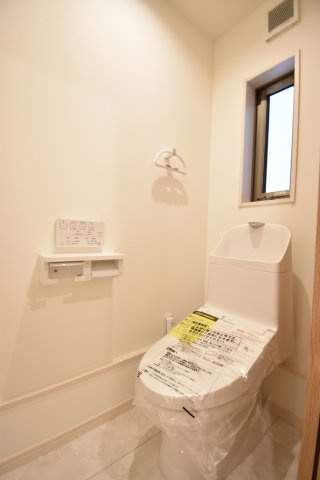 【内観：施工例】 | 「梅ヶ丘」徒歩８分♪ 広々４LDK 固定階段式小屋裏収納付の新築戸建♪ | 売主施工例(トイレ)