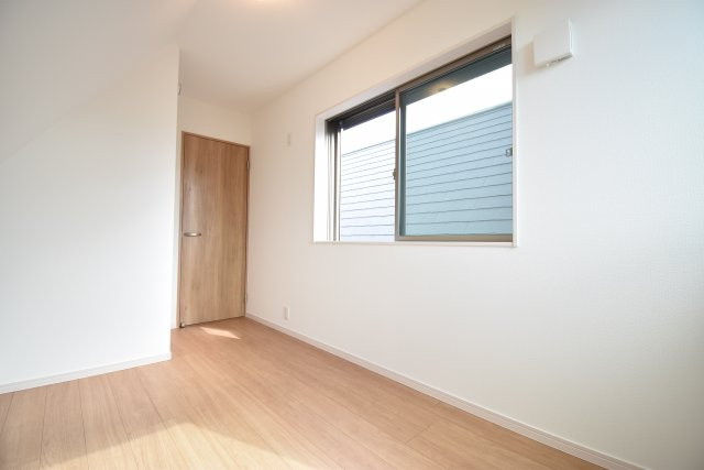 【内観：施工例】 | 「梅ヶ丘」徒歩８分♪ 広々４LDK 固定階段式小屋裏収納付の新築戸建♪ | 売主施工例(洋室)